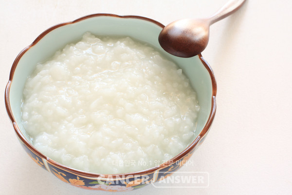 위 전절제 수술을 받은 뒤 한동안은 죽만 먹었다. 한 숟가락을 입에 넣고 물이 될 때까지 10분간 씹어야 했다./게티이미지 뱅크