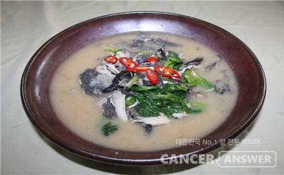 수퍼푸드 노니로 약물을 끓여 조선시대 임금의 보양식인 오계를 넣어 끓이면 호흡기 건강에 좋은 훌륭한 약선이 된다.