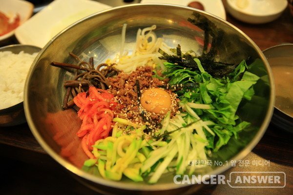 음식을 천천히 오래 많이 씹어 먹는 것은 건강을 위해 매우 중요한 식습관. 거친 야채를 많이 먹으면 저절로 식사 시간도 길어지고 오래 씹게 된다. 사진=게티이미지 뱅크