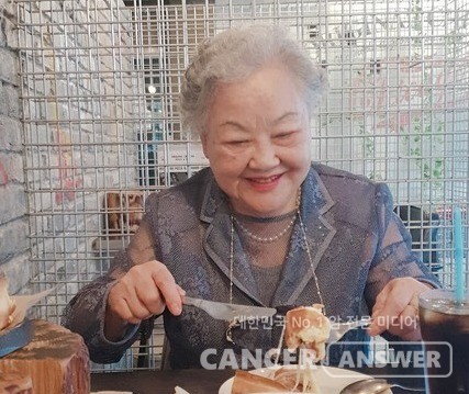 음식을 천천히 오래 씹어 먹는 습관은 소화 기능이 떨어진 사람의 건강에 필수적이다.