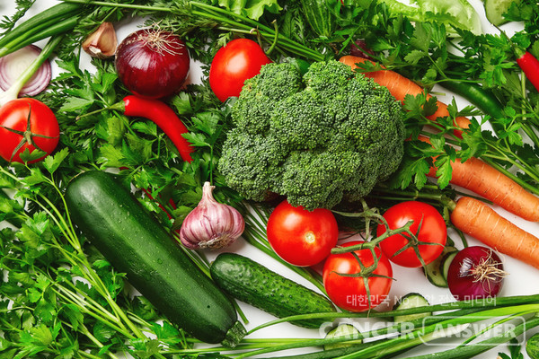 합성 비타민C의 안정성과 효과에 대한 연구가 아직 부족하다는 것이 전문가들의 의견이므로 비타민C는 야채 등 천연식품을 통해 섭취하는 것이 좋겠다. 사진=게티이미지 뱅크