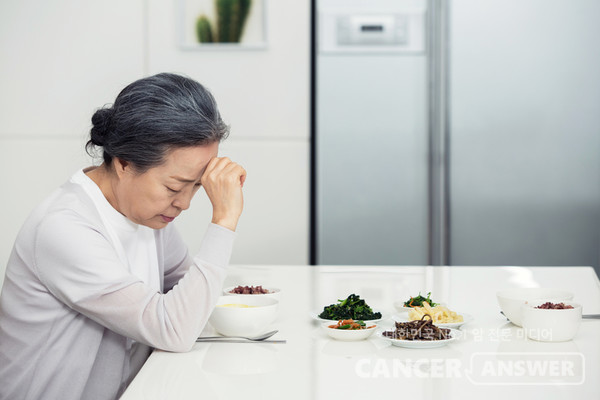 오심과 구토는 대표적인 항암치료 부작용이다. 항암치료 후 구역질이 나고, 속이 메스꺼울 때는 얼음조각을 입에 물고 있는 게 증상 완화에 도움이 된다. /게티이미지 뱅크