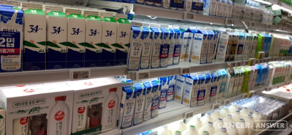 서울의 한 대형 쇼핑매장에 다양한 우유 제품들이 전시되어 있다. 우유는 건강식품으로 애용되고 있지만, 그 효능에 대한 논란이 벌어지고 있는 것도 사실. 사진 속 제품들은 기사 특정 내용과 관련이 없다. 