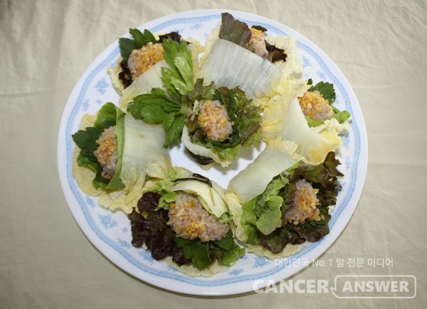 검은콩과 표고버섯, 하수오 분말을 함께 넣어 지은 밥에 호두, 잣 등의 고명을 얹고 방풍잎, 상추잎에 싸 먹는 영양밥은 갖가지 항암, 면역 성분의 보고가 된다./김민서 객원기자