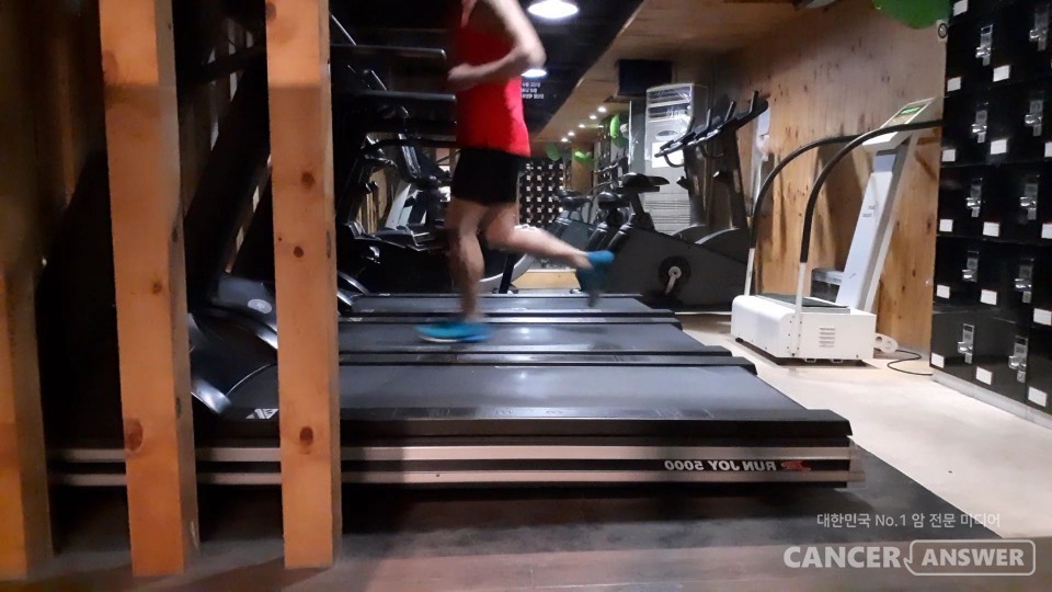 발을 구르듯 쾅쾅 쿵쿵 발바닥 전체를 사용해 착지하며 위로 올라뛰는 주법은 무릎 건강은 물론, 주변에 방해도 되는 좋지 않은 습관이다.