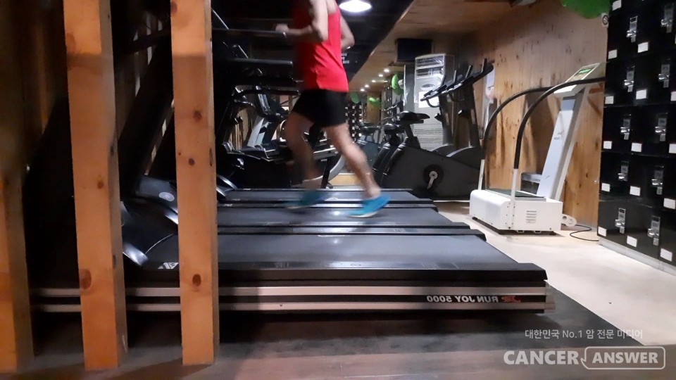 빨리 뛸 때 저절로 사용하게 되는 앞끝 착지법. 맨발로 뛰면 이렇게 할 수밖에 없는 원초적인 착지법인데, 최근엔 마라톤 같은 오래달리기에도 접목되고 있다.