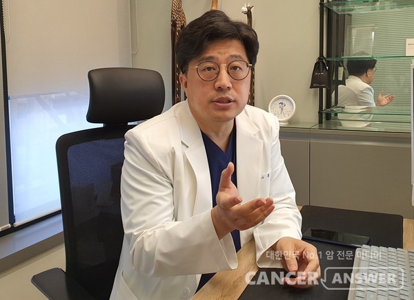 케톤식이요법을 통해 암이 치료되는 원리를 설명하고 있는 송재현 사랑의 의원 원장.