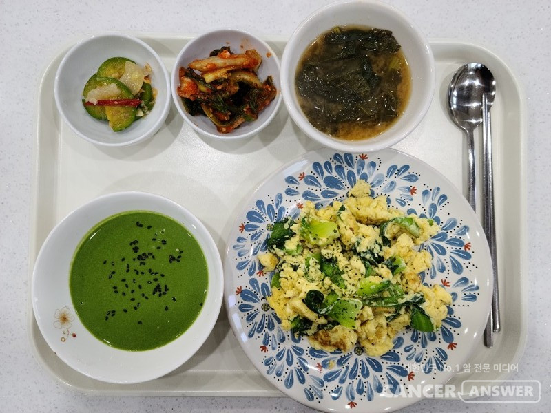 송원장이 암환자에게 처방하는 케톤식이요법의 아침 식사. 시금치야채스프, 청경채스크램블이 핵심이다.