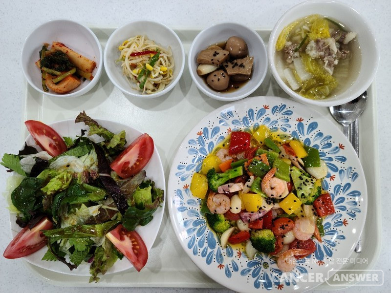 송재현 원장의 암환자에게 처방하는 케톤식이요법의 저녁 식사. 새우오징어감바스가 핵심 메뉴다. 탄수화물 5%, 단백질 20%, 질높은 지방 75%의 비율로 하루 세끼 식단을 맞춘다.