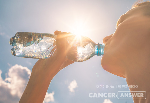 우리 몸이 원하는 최고의 영양제는 물이다. 물은 몸속 조직과 세포에 수분을 공급해서 세포 저항력을 높인다. /게티이미지 뱅크.