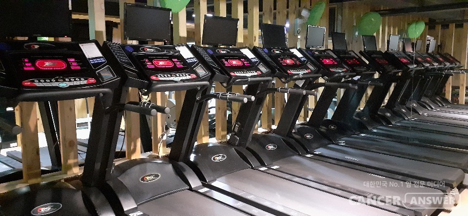 러닝머신이라고 통칭되는 트레드밀은 말 그대로 '달리기 기계'다. 헬스클럽의 중요한 위치를 상당히 많이 점유하고 있는 이 기계를 잘 활용하면, 아주 효율적으로 운동할 수 있다.