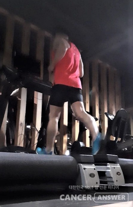 달리기는 걷기와 다른 운동이다. 양발이 동시에 공중에 뜨면서 온몸의 진동이 발생하고, 앞으로 기울어진 몸이 중력을 활용해 빠른 속도를 낼 수 있게 하는 것이 달리기다.