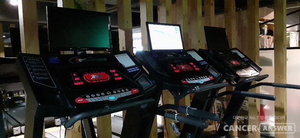 켜있는 모니터는 전기 낭비도 유발하지만, 강력한 빛을 발산하고 있어 전자공해가 된다.