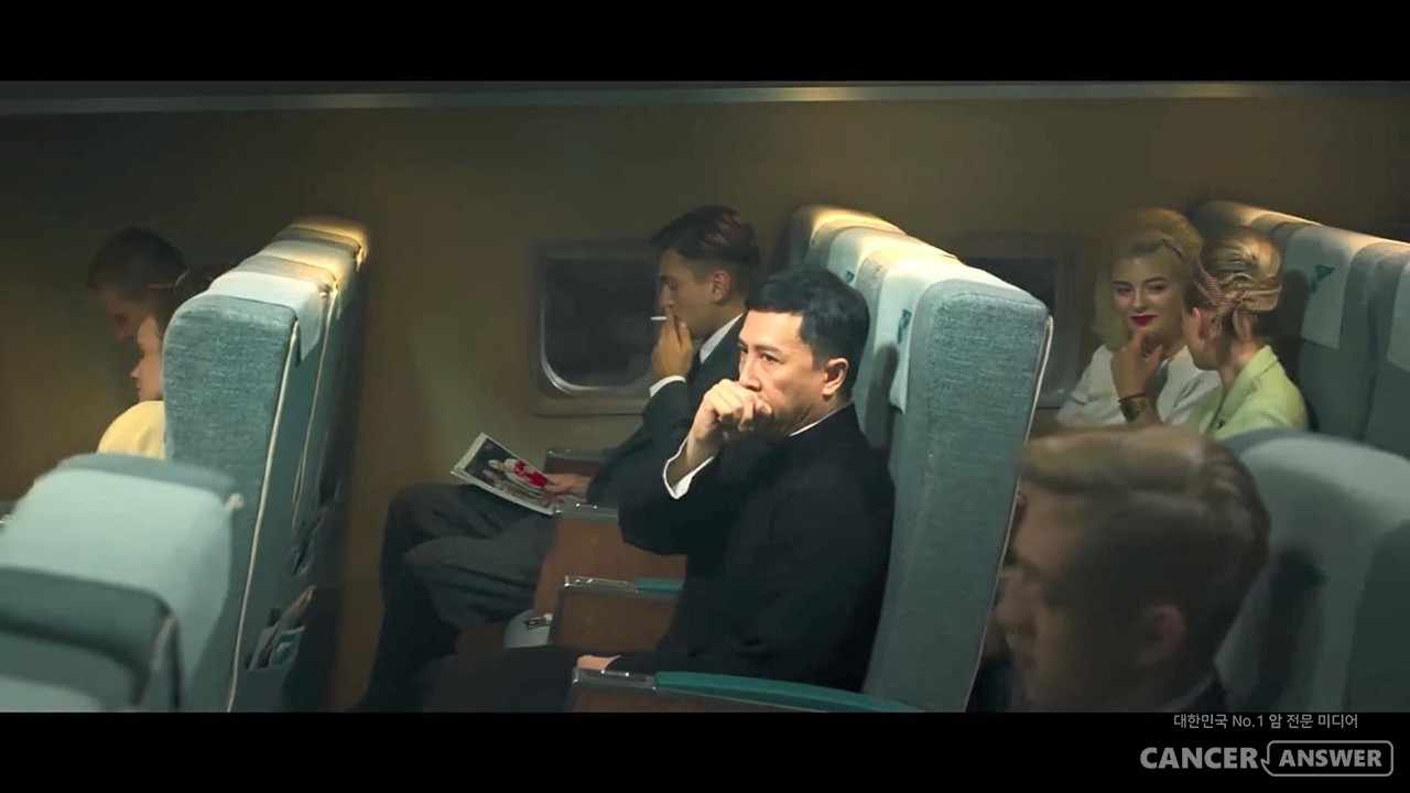 엽문은 미국으로 가는 비행기 옆 좌석에서 담배를 피는 승객 때문에 기침을 한다. '엽문4'가 의도한 흡연-후두암 메시지가 가장 명확히 드러나는 장면. / imdb 캡처