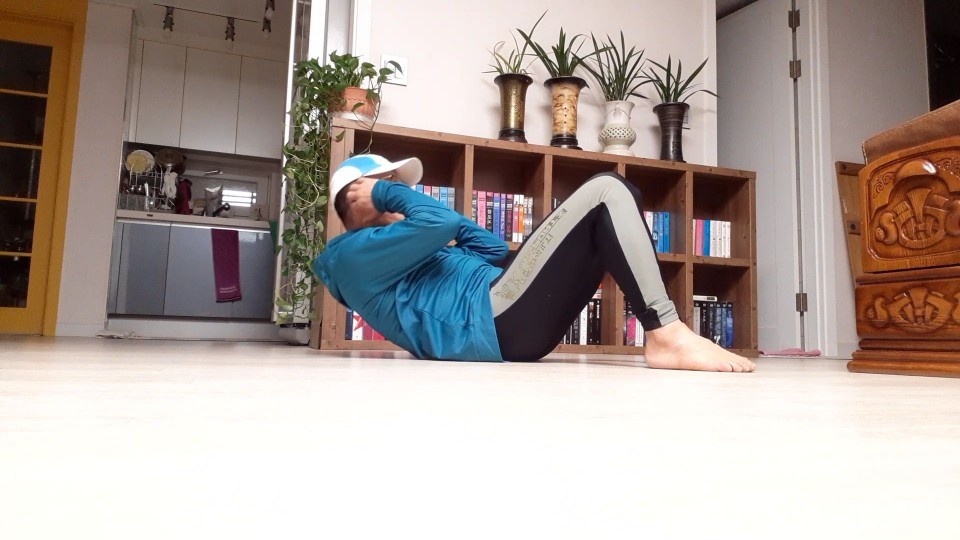 상체의 윗부분만 들어올리는 절반 싯업만으로도 좋은 운동이 된다.