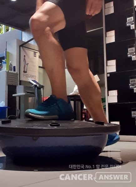 발과 발목을 강화하는 운동으로 줄넘기, 종아리 마사지, 보수볼 운동 등을 들 수 있다. 둥근 반원 위에서 중심을 잡고 운동하는 보수볼 운동은 발목과 무릎 옆면 근육을 강화시켜주는 효과가 있다.