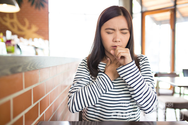 갑상선암 수술 중에 일부 목소리 신경을 건들이면 목소리가 변하거나 쉰소리가 난다. 대부분 3~6개월 이내에 본래의 목소리로 돌아온다. /게티이미지 뱅크