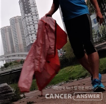 요즘 날씨에 밖에서 뛰다보면 기온과 복장의 미스매치가 흔히 발생한다. 기능성 셔츠와 팬츠를 입되 가벼운 바람막이 하나는 챙겨 뛰어야한다. 신발은 적절히 맞는 것을 택하되 너무 푹신한 것은 초보자더라도 권하지 않는다.