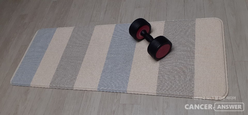 요가매트나 쿠션매트는 집콕운동에 필수적인 파트너다.