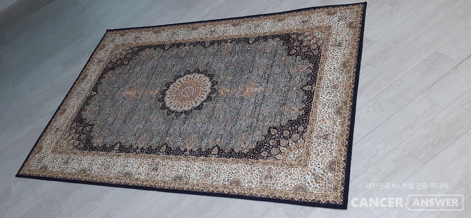 작은 카펫은 공간을 적절히 활용하면서 집콕운동을 할 때 유용하다. 거실 전체를 덮는 대형 카펫보다도 유용하게 쓰일 수 있다.