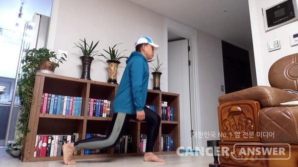 스쿼트와 함께 하체 근력운동의 대표선수격인 런지. 기본자세는 발을 앞뒤로 벌린 상태에서 뒷발의 무릎을 굽혔다 펴는 것이다.