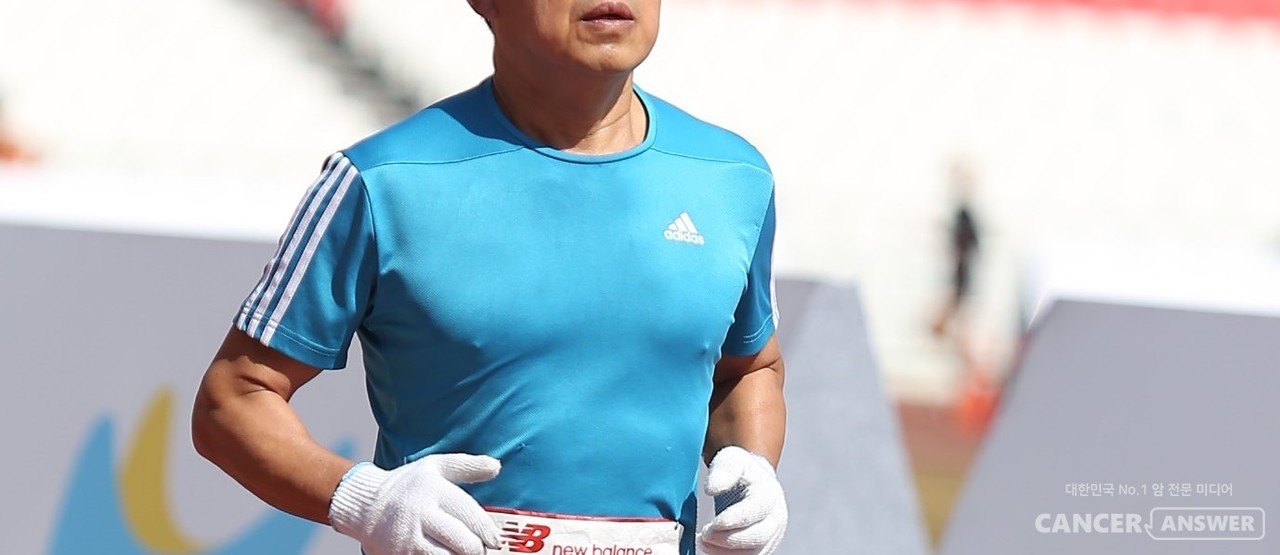 장거리 달리기에서 상체의 자세는 매우 중요하다. 어깨의 힘을 빼고, 가볍게 팔꿈치를 구부린 자세에서 최대한 힘을 빼고 팔을 저어야 오래 빨리 뛸 수 있다.