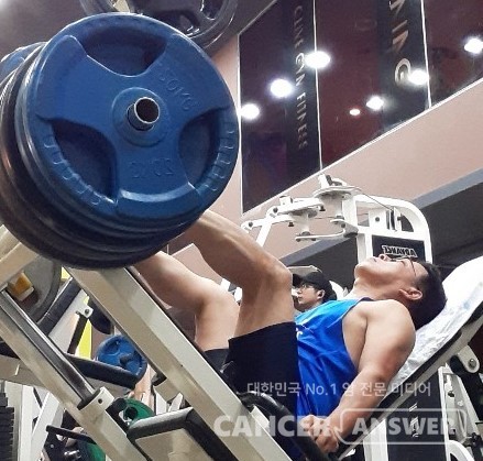 레그 프레스. 정식 레그 프레스는 주로 허벅지 운동이지만, 이 머신을 이용해 발끝을 밀어내면서 발목운동을 할 수 있다.