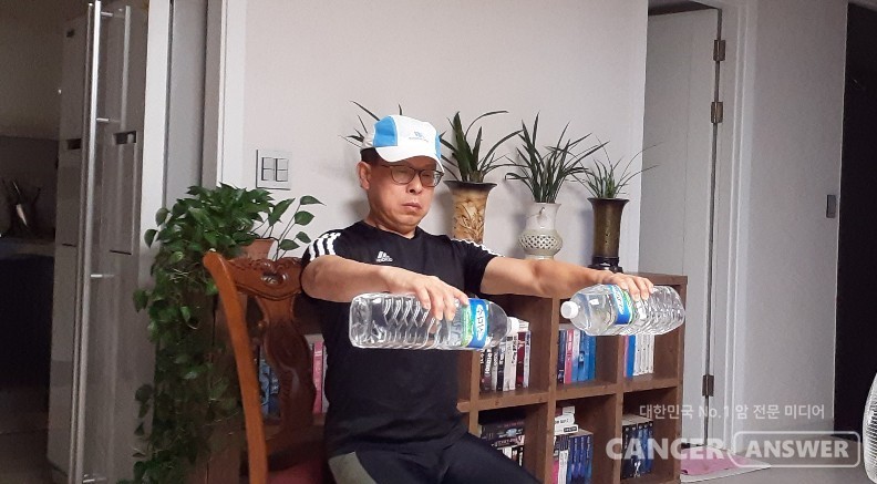 덤벨 프론트 레이즈