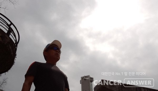 한여름 너무 더울 땐 야외달리기를 자제하는 것이 좋지만, 꼭 뛰어야겠다면, 모자와 선글래스를 착용하는 것이 좋다. 땀복은 입지 말고, 땀 배출이 쉽고 빨리 마르는 시원한 기능성 옷을 입어야 한다. 