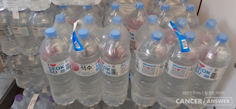 물보다 좋은 수분 보충법은 없다고 보면 된다. 다만, 과격한 운동 등으로 땀이 너무 많이 빠져나갔을 때는 이온음료 등 스포츠 음료를 마시는 것도 권장할 만하다.