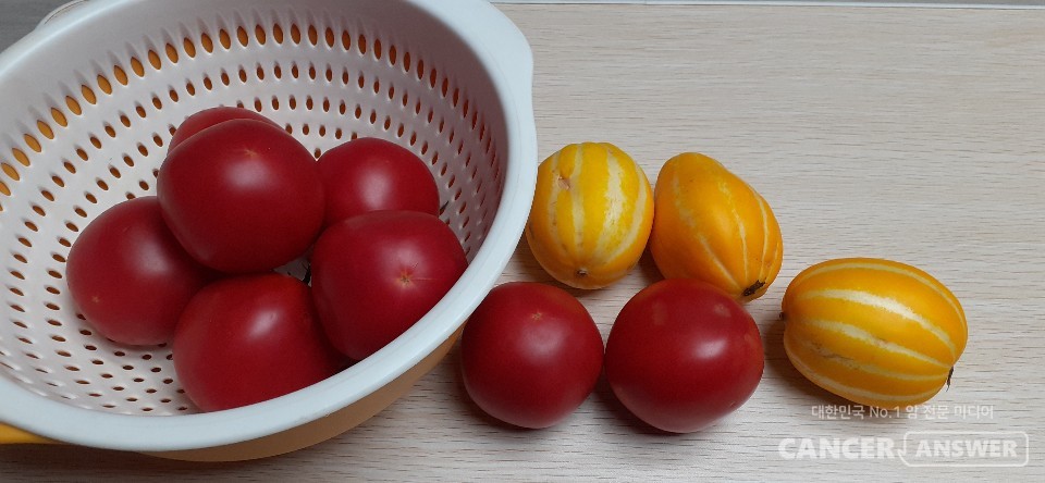 수분이 많은 제철과일은 수분을 섭취하는데 큰 도움이 된다. 그렇지만, 몸에 필요한 수분을 충족시키기에는 턱없이 부족하다.