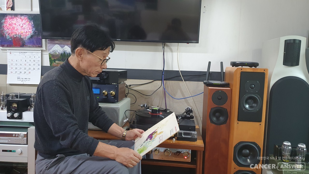 음악 속  15kHz 이상의 소리는 암세포 생성을 억제한다고 한다. 클래식 음악, 그중에서도 바이올린 연주가 이에 적합하다. 음악감상을 하며 모처럼의 여유를 즐기고 있는 민경윤 씨.