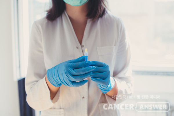 항암제는 암세포 뿐만 아니라 정상세포까지 공격한다. 이 과정에서 탈모나 구토, 빈혈 같은 부작용이 생긴다. /게티이미지 뱅크