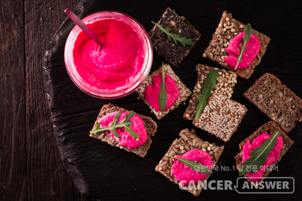 훔무스는 여러 재료를 함께 넣어 만들 수 있는데, 비타민B 군, 미네랄, 칼륨 등 건강에 좋은 성분이 많이 든 비트와 함께 만들면 시각적으로도 맛있는 요리가 된다./Unsplash