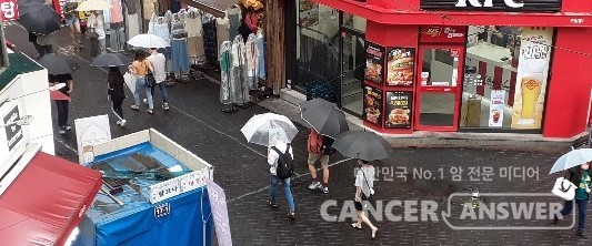 장마철에는 고온과 습기로 인해 세균이 번식하기 쉬우므로, 위생과 건강에 더욱 신경써야 한다.