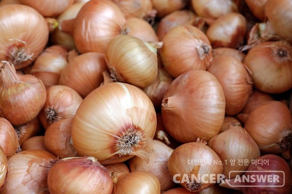 양파는 퀘르세틴이라는 성분이 풍부하여 혈압 수치를 감소시키는 효과를 가지고 있다. /Unsplash