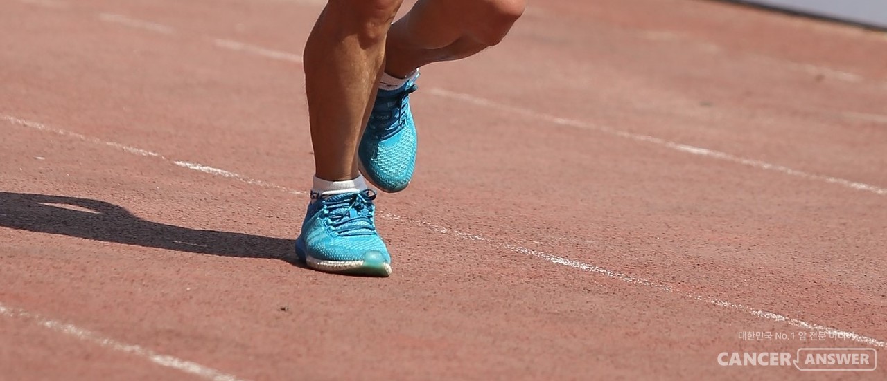 발을 11자가 되도록 해야 한다. 오래 뛰기 때문에 작은 뒤틀림도 부담이 클 수 있다. 발을 똑바로 딛고, 앞으로만 나가도록 해야 한다.