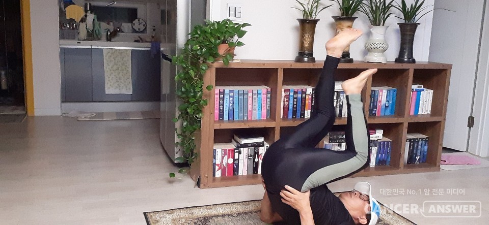 하늘자전거 운동은 간단해 보이지만 막상하면 힘든 운동이다. 자신의 복부 근력에 따라 몸을 그냥 눕혀둔 채로 하거나, 절반만 들어올리고 하거나, 수직으로 세워 운동할 수 있다.