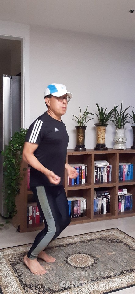 가상의 줄을 들고 그냥 가볍게 양발뛰기를 하면 되는 맨몸줄넘기는 단순하지만 강력한 효과를 갖고 있는 아주 좋은 유산소운동이다.