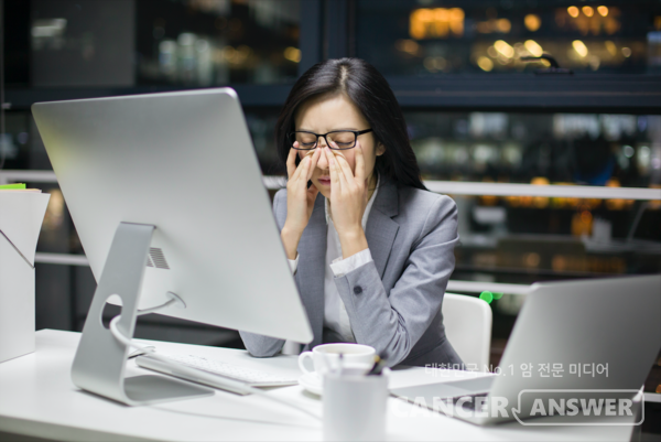 안구건조증 예방을 위해선 전자기기와 눈의 거리를 40~70cm로 유지하고 일부러 눈을 자주 깜빡거려야 한다. 먼 곳 바라보기 또한 도움이 된다. /게티이미지뱅크