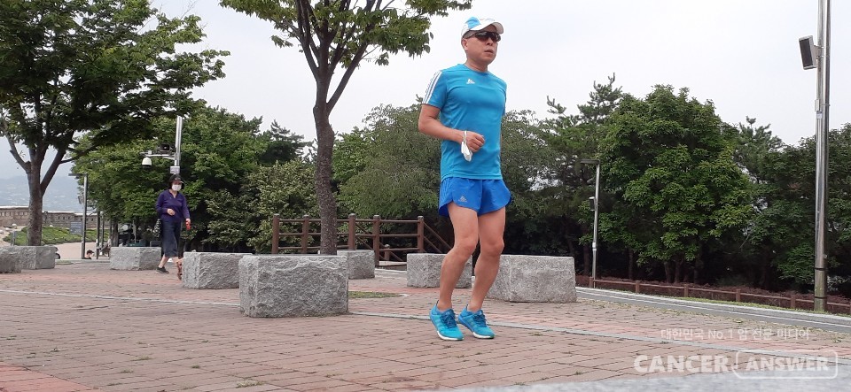 공원에서 시속 8km 정도 속도로 뛰는 것은 상당히 빠른 속도이기도 하다. 가볍게 이야기를 나누며 지속적으로 뛸 수 있을만큼의 속도를 찾아 생활화하는 것이 중요하다.