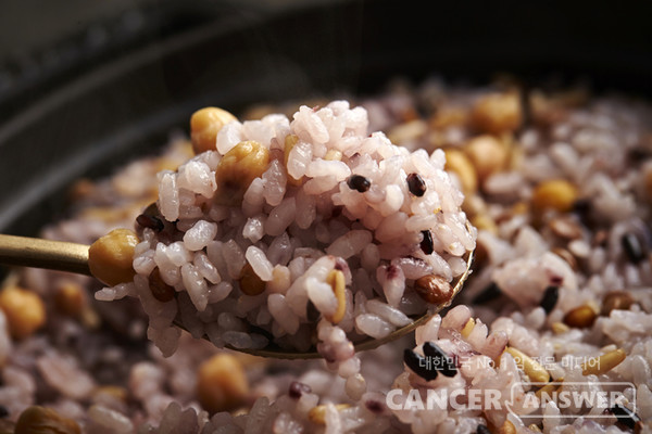 잡곡밥은 흰쌀밥에 비해 식이섬유와 비타민E 등 영양성분이 풍부하고 리그난 등 식물성 에스트로겐이 많아 유방암 예방에 좋다./게티이미지뱅크