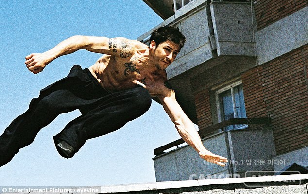 파르쿠르는 인간의 몸이 갖는 기본능력들을 이용한 인간의 고유한 움직임들을 통해 이동하는 방법이다. 오르고 뛰어넘고 달리고 구른다. 영화 '13구역'에서 창시작 다비드 벨이 파르쿠르 동작을 하고 있다.