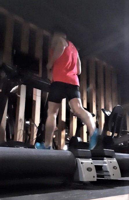 발을 어디부터 착지하느냐도 중요하지만, 그 못지않게 중요한 것이 일직선을 뛰는 자세. 11자로 발을 놓아야 안전하고 효율적이다.