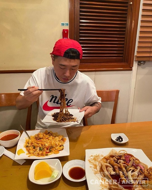 '간헐적 단식 2주차 16시간 단식 8시간 폭식’이라는 글과 사진을 올려 많은 사람들의 웃음을 자아낸 래퍼 개리/인스타그램