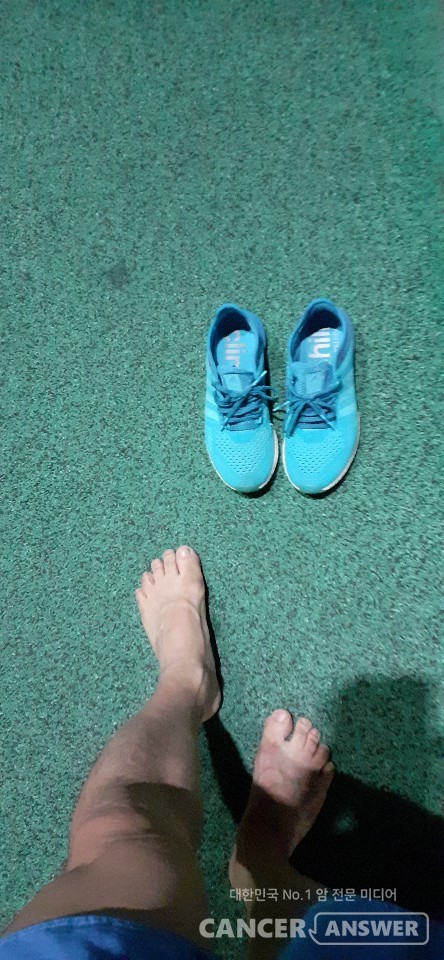 마라톤을 뛸 때 근육경련 등 부작용이 나타나지 않으려면 평소 훈련 때 빠르게 뛰면 좋다. 발바닥의 탄성을 회복시켜주는 맨발달리기 훈련도 달리기의 체중 충격을 줄여주는 등 부상예방에 도움이 된다.