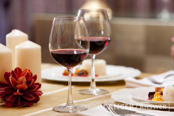 레스베라트롤은 포도 껍질에서 많이 발견된다. 레드와인에 풍부하며 오디, 라스베리, 크렌베리 등의 베리류와 땅콩, 다크 초콜릿에 함유되어 있다. /게티이미지뱅크