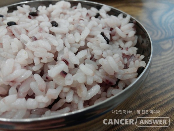 밥을 식혀서 먹으면 저항성 전분 함량이 증가해서 칼로리 섭취를 줄일 수 있다. /픽사베이