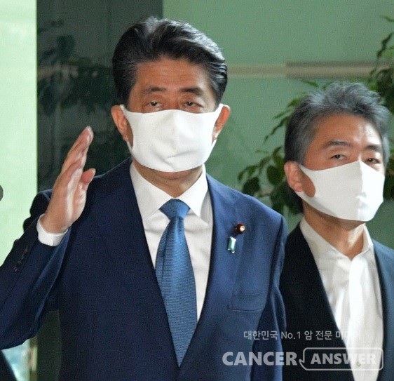 건강상의 이유로 사임 의사를 밝힌 아베 일본 총리. /일본 아사히신문 홈페이지 캡처.