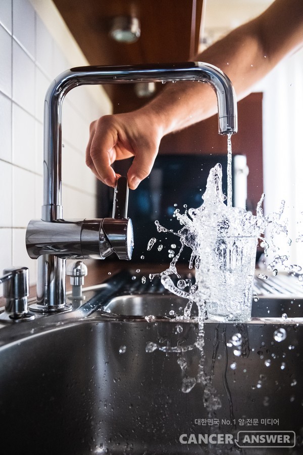 장루 조성술을 받았을 경우에는 변비가 생기지 않도록 하루 1500-2000mL 가량의 수분 섭취를 해야 한다. /Unsplash